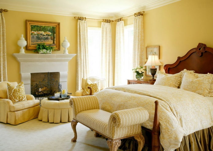 camera da letto nei toni del giallo in stile classico