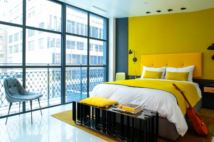 camera da letto nei toni del giallo in stile moderno