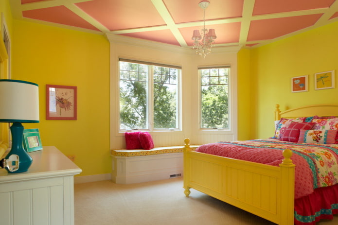 interno di una camera da letto per una ragazza nei toni del giallo