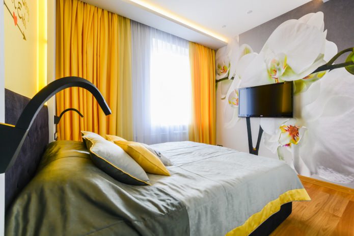 spavaća soba sa žutim zavjesama i foto slikama