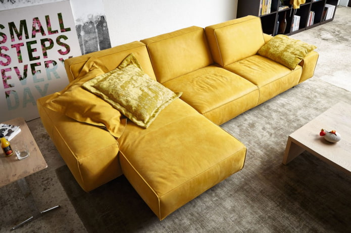 geltona modulinė sofa interjere