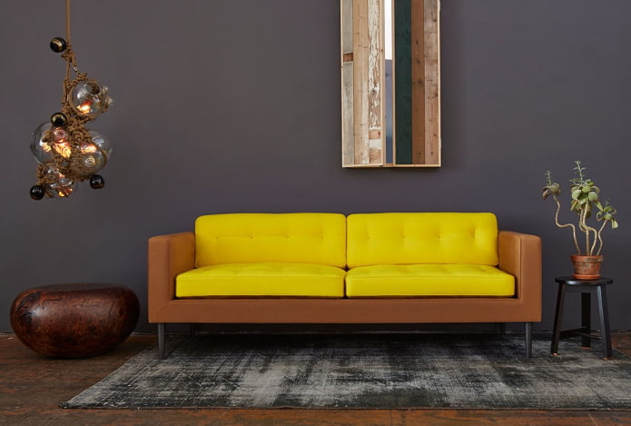 sofa geltonai rudos spalvos interjere
