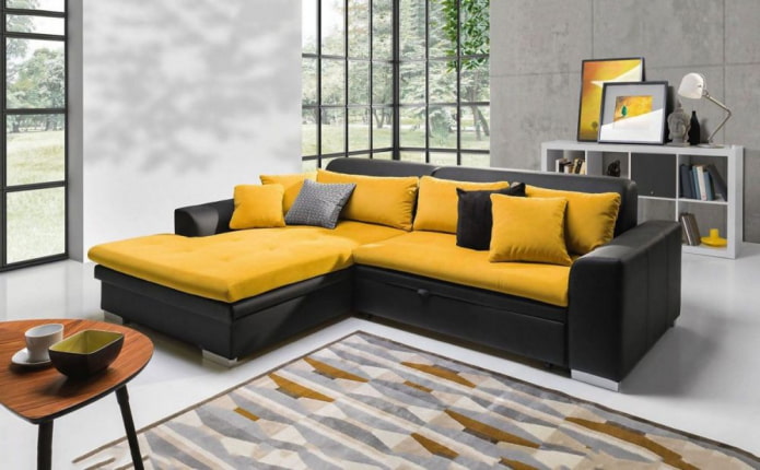 juoda ir geltona sofa interjere