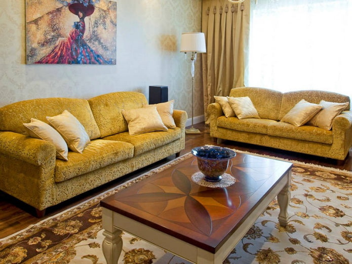 geltona klasikinio stiliaus sofa