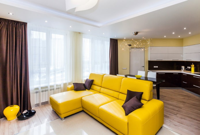 geltonos sofos su pagalvėmis derinys
