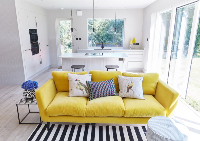 Geltona sofa interjere: tipai, formos, apmušalų medžiagos, dizainas, atspalviai, deriniai