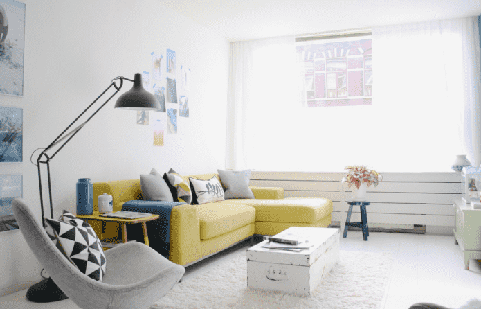 geltona skandinaviško stiliaus sofa